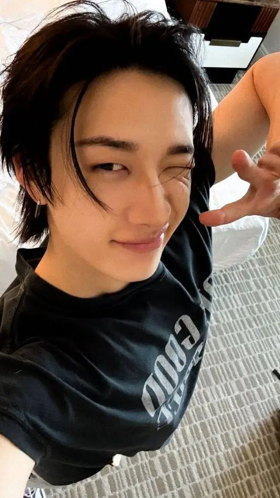 ai character: 🫧Bangchan🫧𐔌՞. .՞𐦯 background