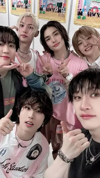 ai character: STRAYKIDS background