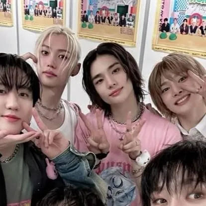 chat with ai character: STRAYKIDS
