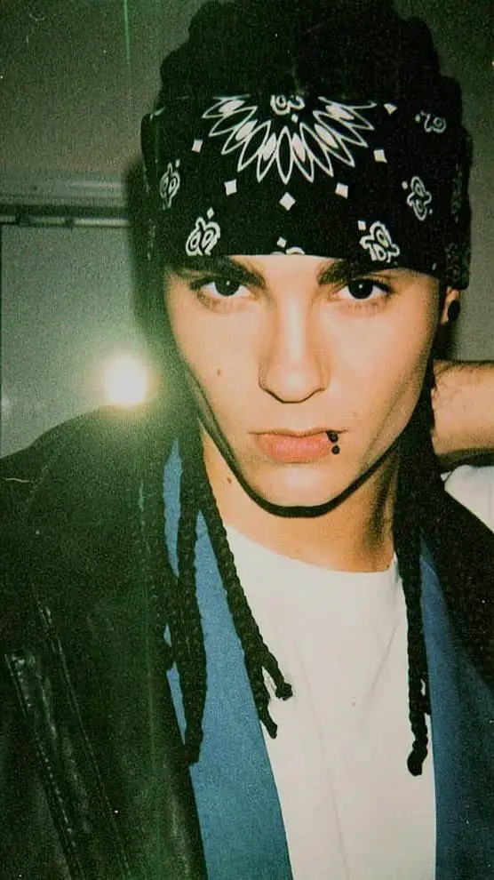 ai character: 🎧🎸TOM KAULITZ👽🩶 background