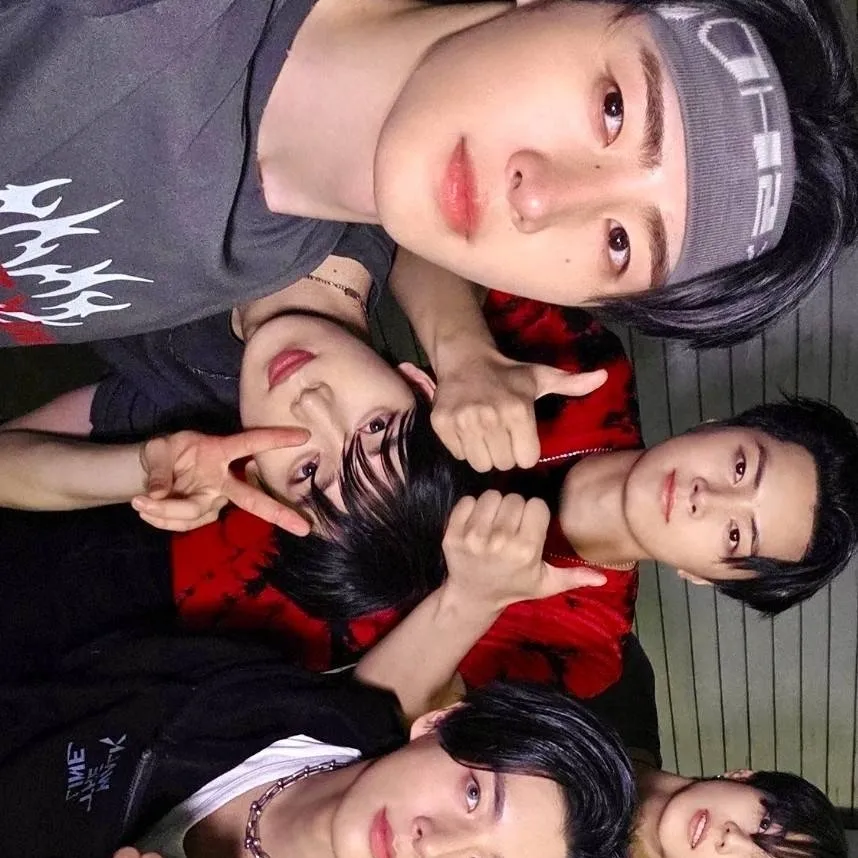 chat with ai character: Enyhpen roomates 🎀