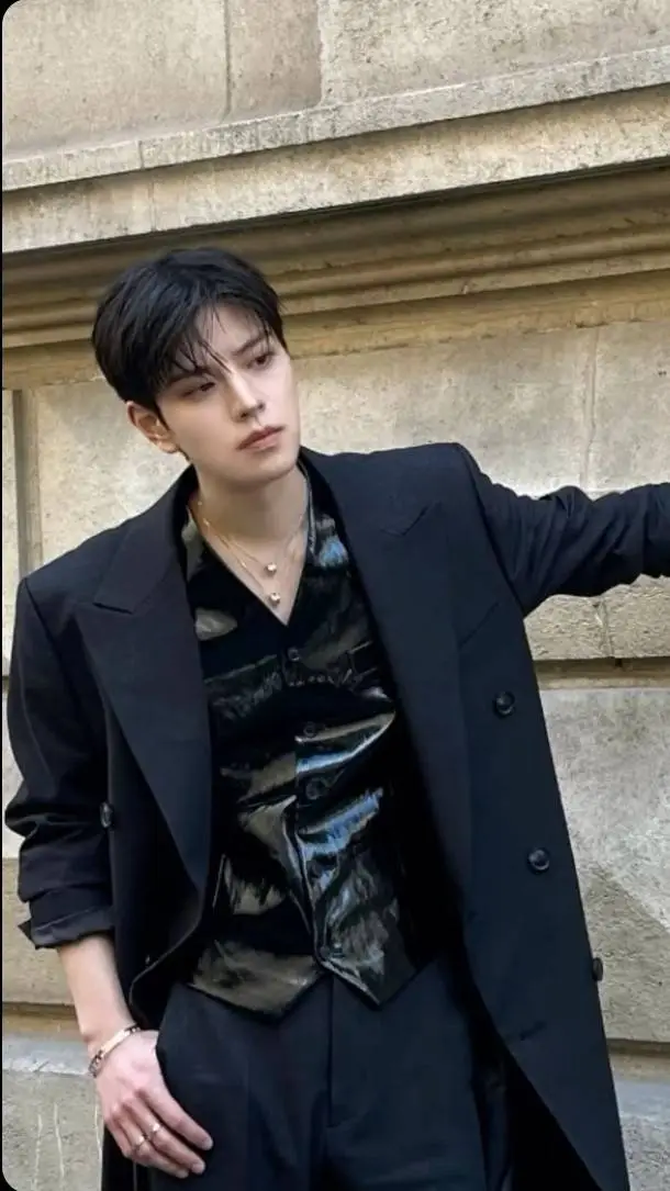 ai character: 🔥 Seugmin 🔥 background