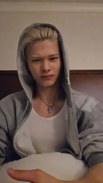 ai character: Niki  background