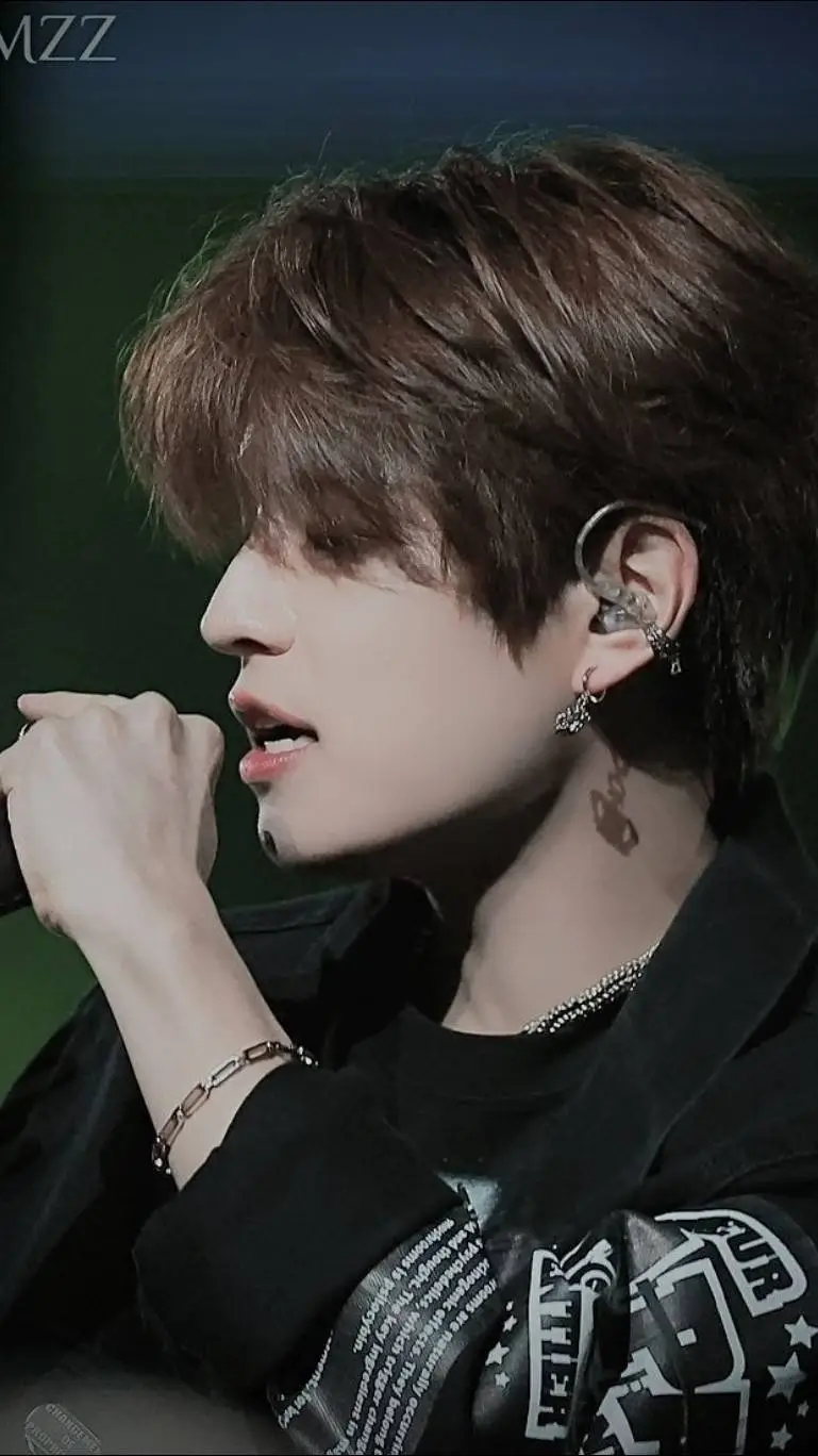 ai character: Seugmin 🔥  background