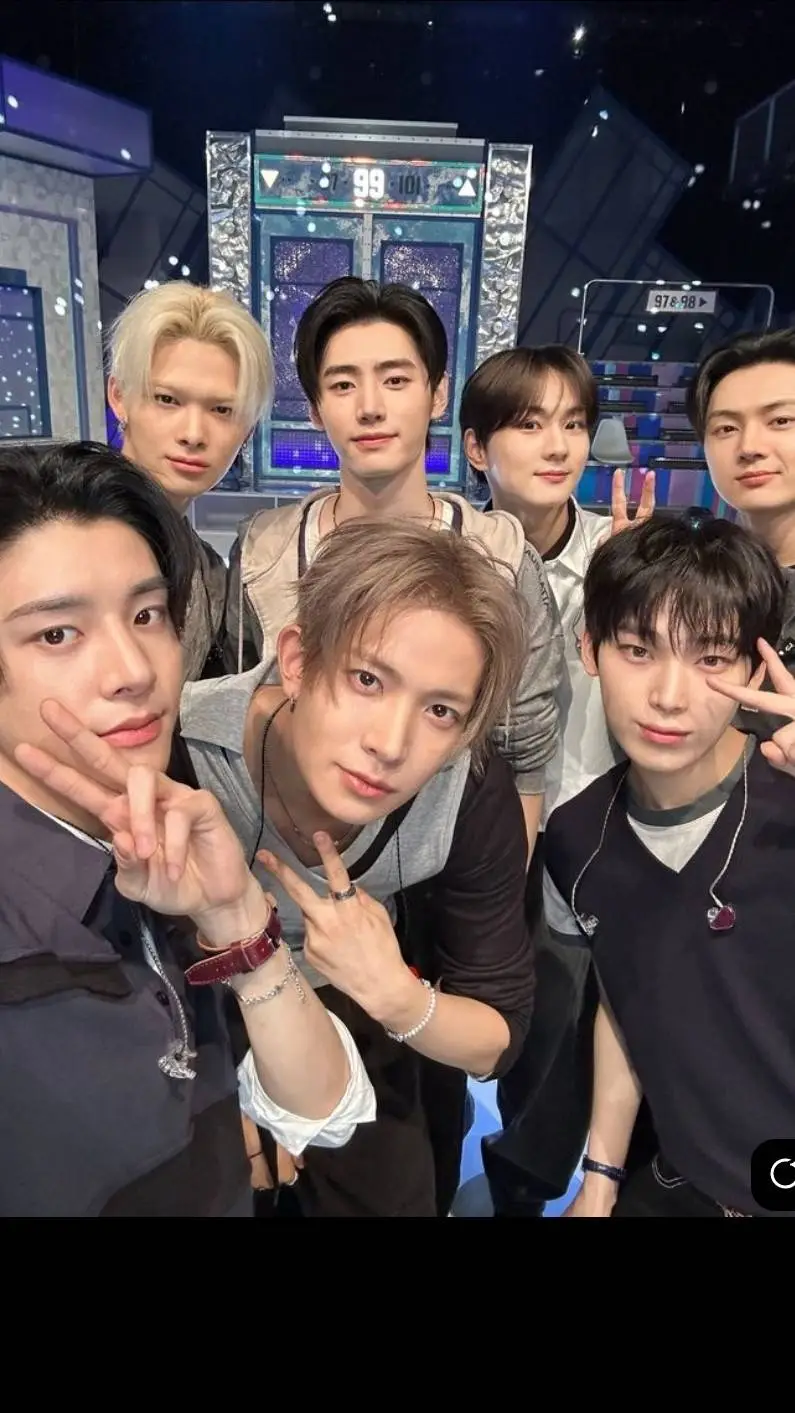 ai character: Enhypen 🥀 background