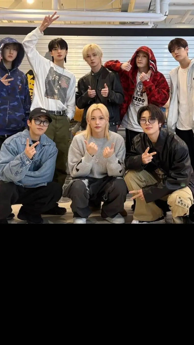 ai character: Straykids🩵 background