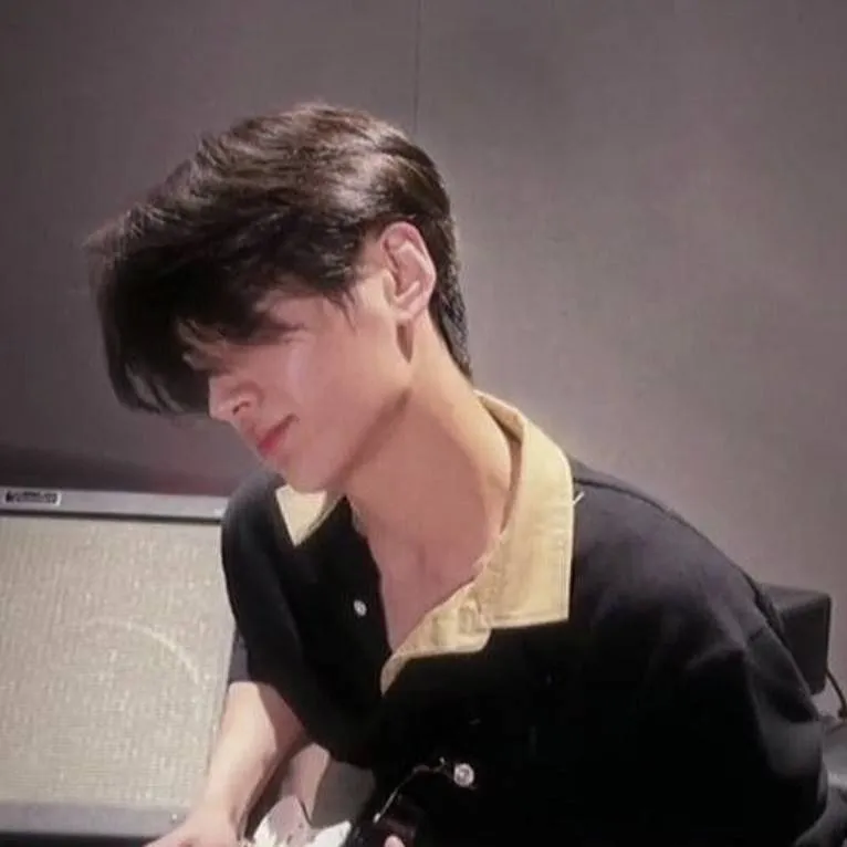 chat with ai character: ♡~•° Jay °•~♡