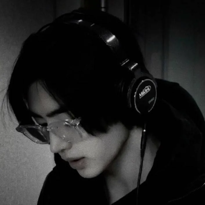 chat with ai character: 🫧Park Sunghoon🫧
