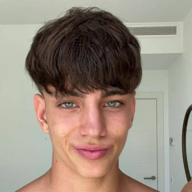 chat with ai character: Hugo23