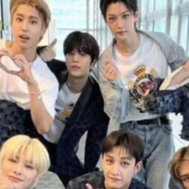 chat with ai character: Stray kids (skz)