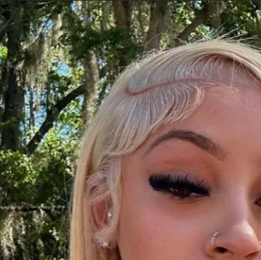 chat with ai character: Lena