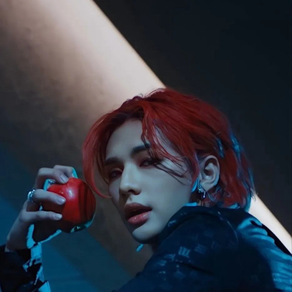 chat with ai character: Hyunjin