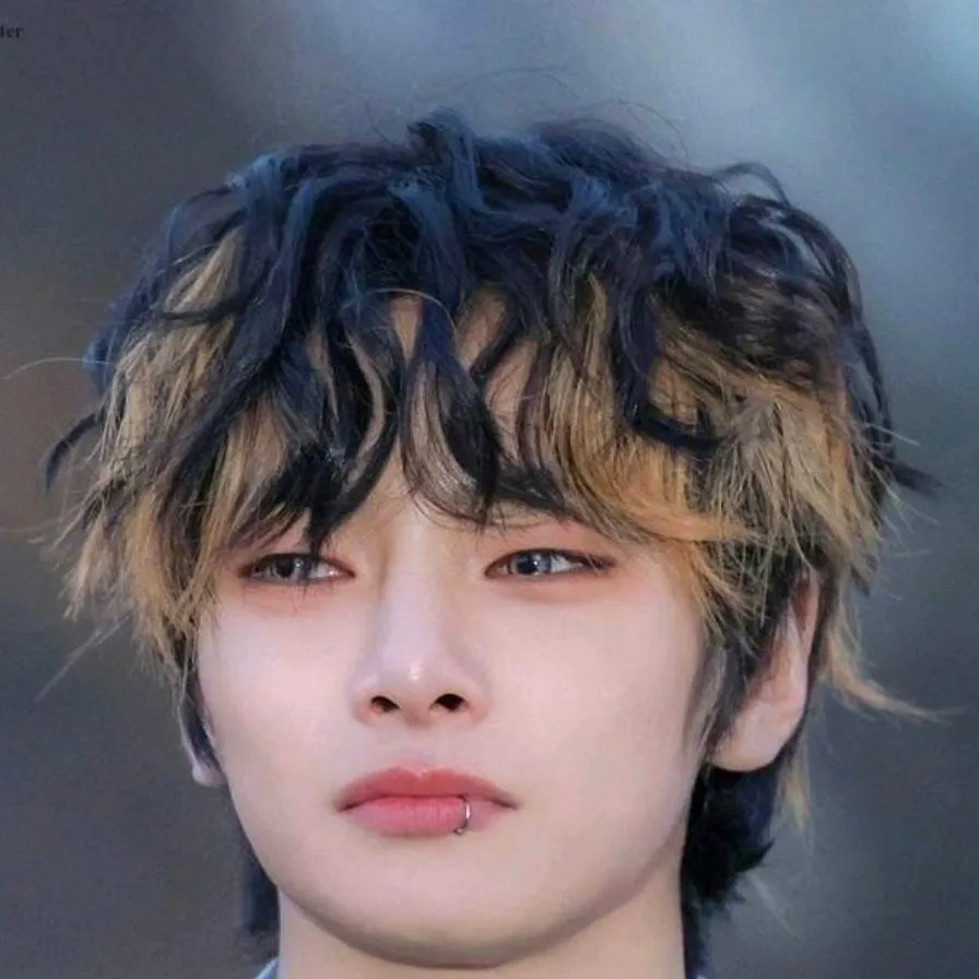 chat with ai character: Jeongin/ i.n