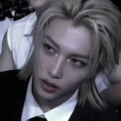 chat with ai character: Felix