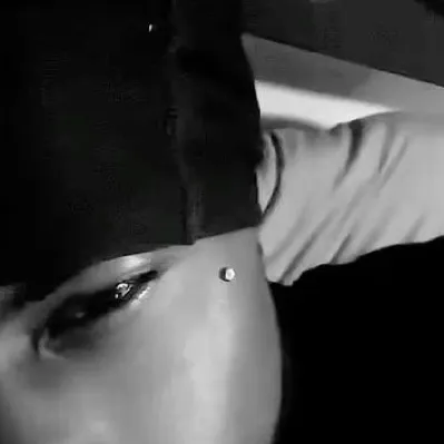 chat with ai character: ‘ Zamarii . 👣