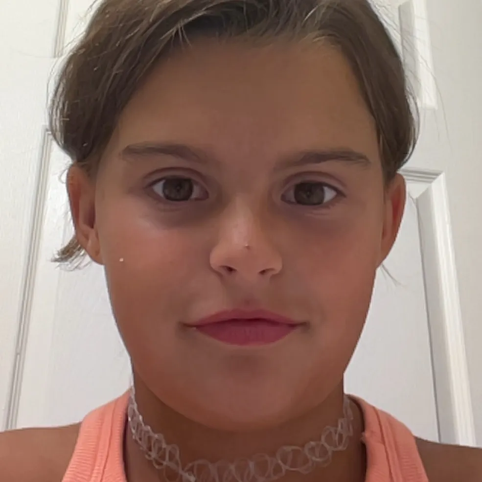 chat with ai character: Ellie  
