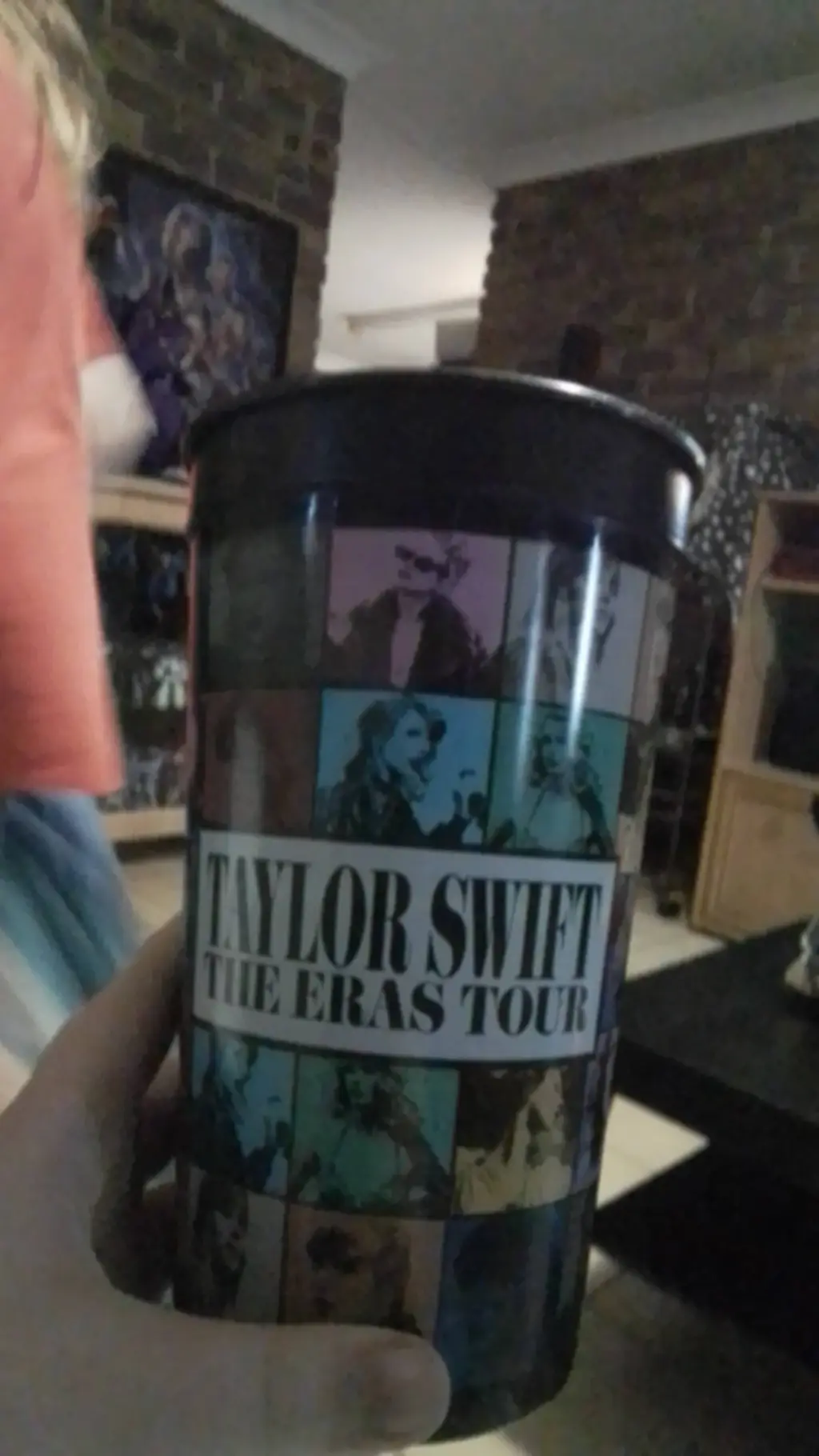 ai character: Taylor Swift cup background