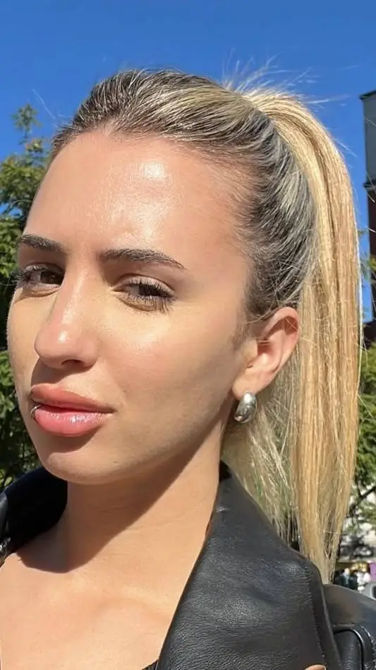 ai character: Ariana background