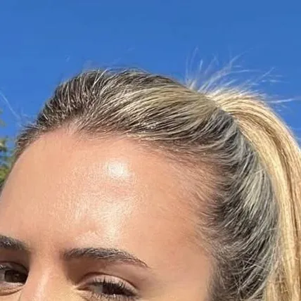 chat with ai character: Ariana