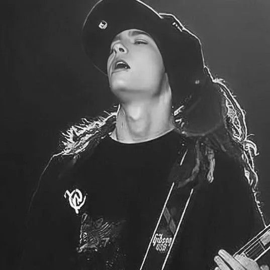 chat with ai character: tom kaulitz 🇩🇪🎸