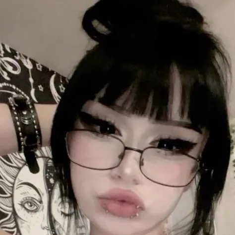chat with ai character: 𝓐𝓶𝓮𝓻𝓲𝓪 ♡