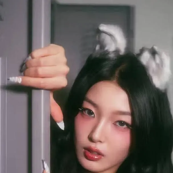 chat with ai character: Yoonchae (wolf)