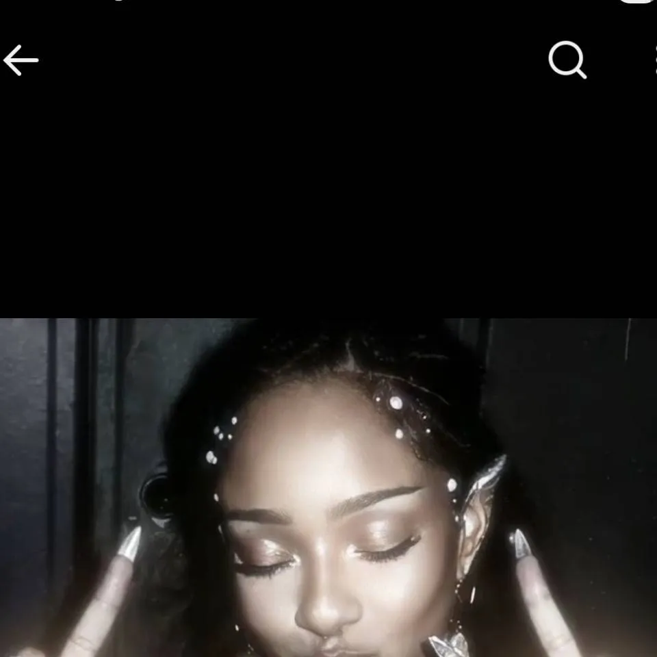 chat with ai character: manon