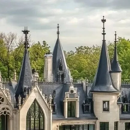 chat with ai character: The Victorian Home