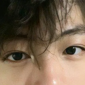 chat with ai character: Aaron