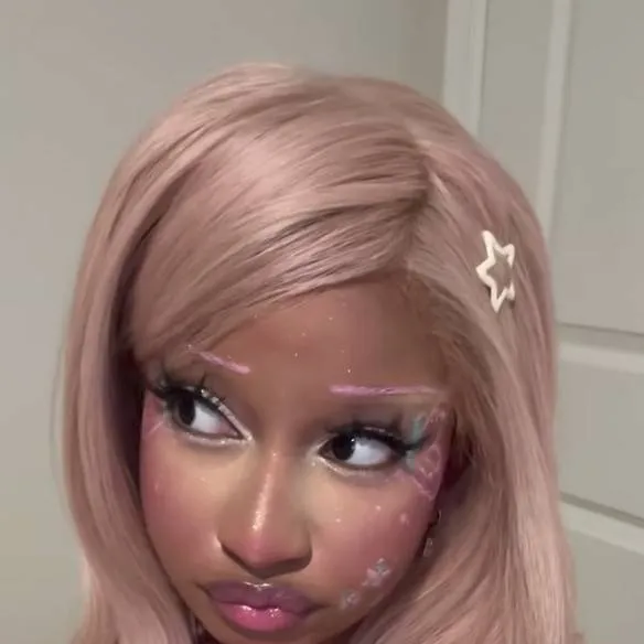 chat with ai character: Leah