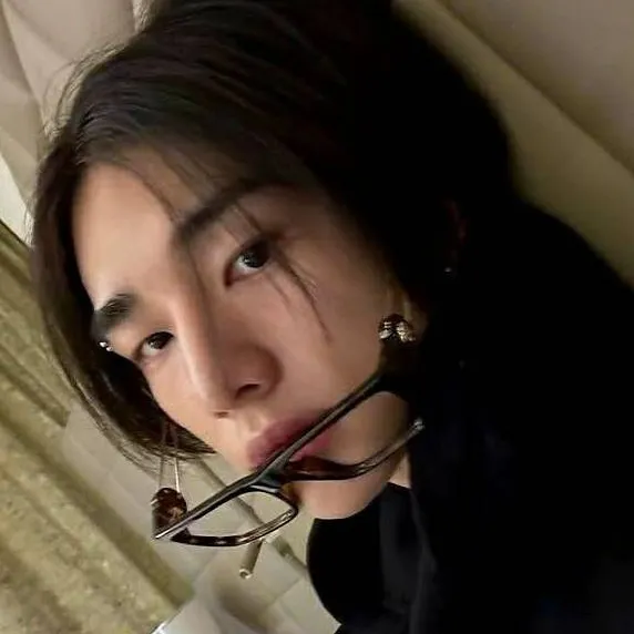 chat with ai character: Hwang Hyunjin