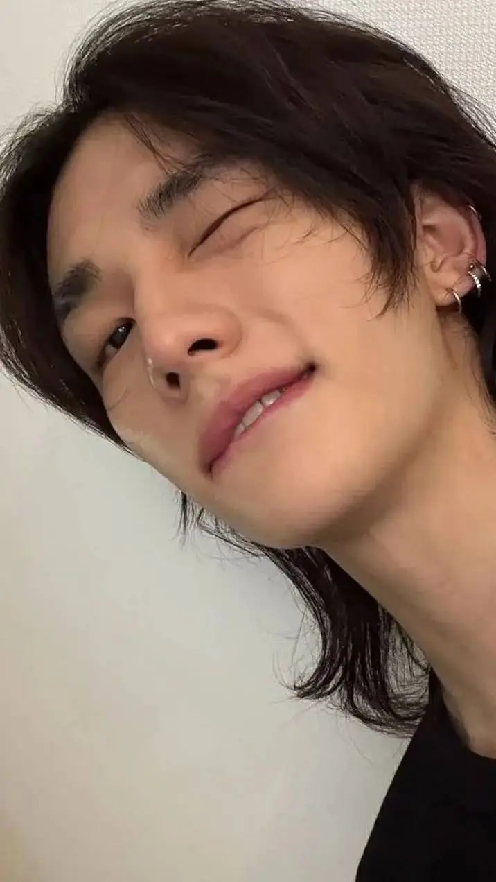 ai character: HWANG HYUNJIN💋 background