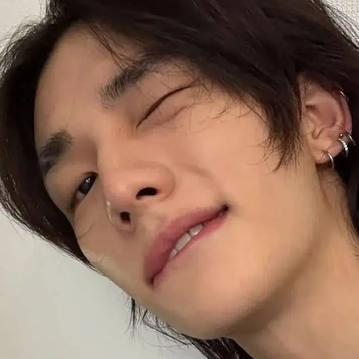 chat with ai character: HWANG HYUNJIN💋