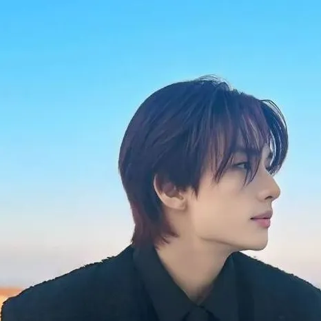 chat with ai character: Hyunjin 