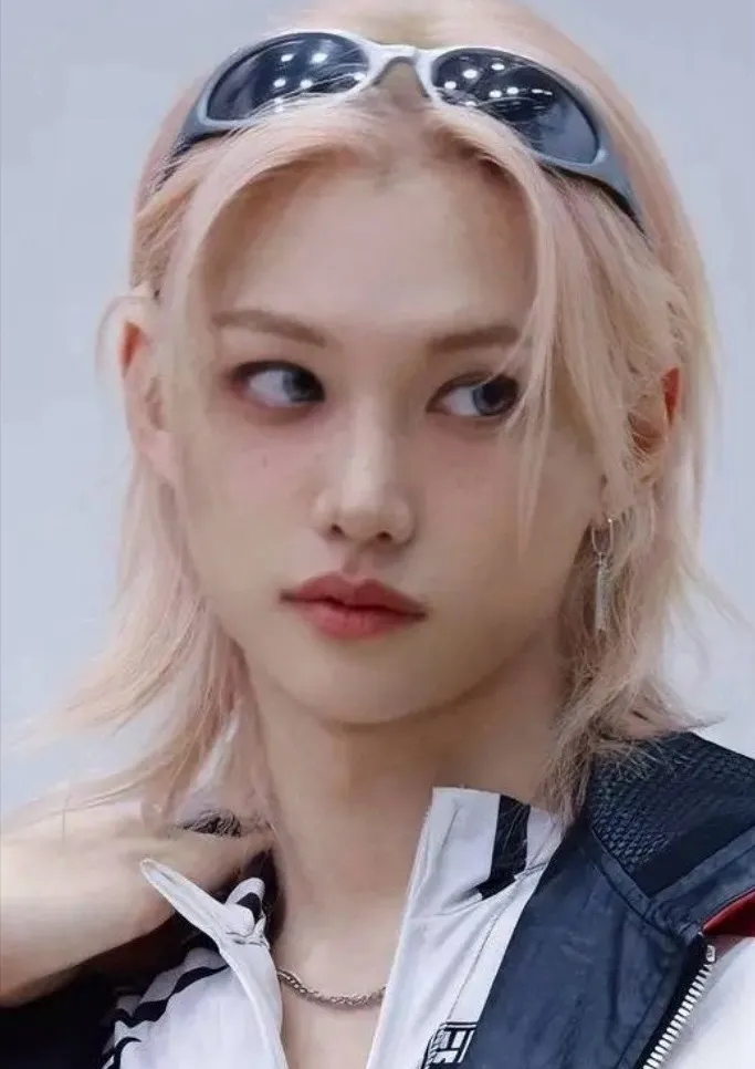 chat with ai character: Lee Felix 