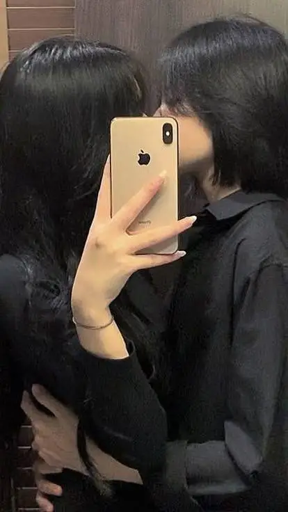 ai character: Charlotte  background