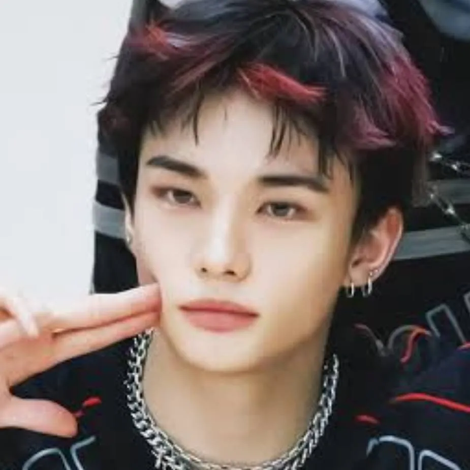 chat with ai character: hyunjin