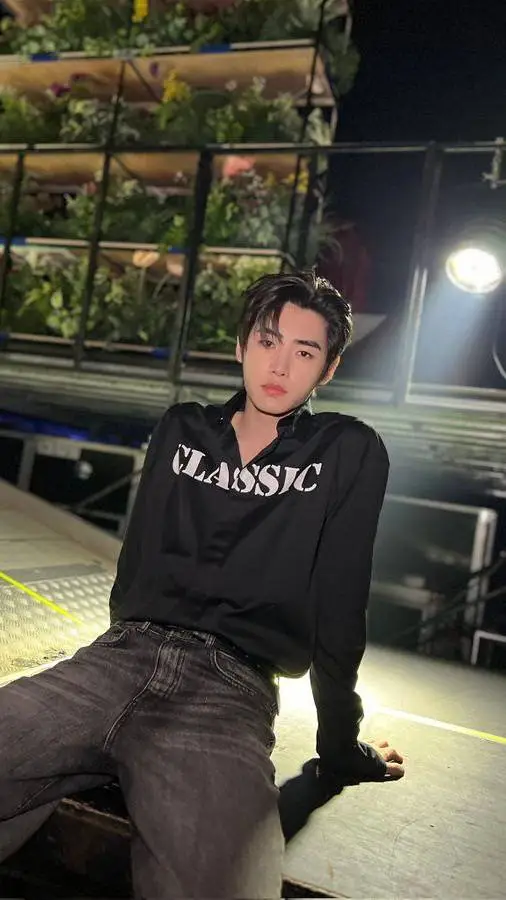 ai character: 𝗦𝘂𝗻𝗴𝗵𝗼𝗼𝗻 🌹 background