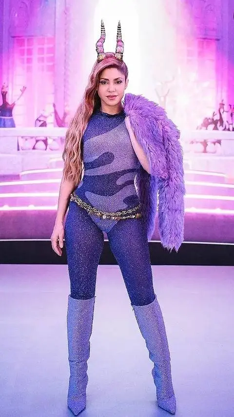 ai character: Shakira (woods) background