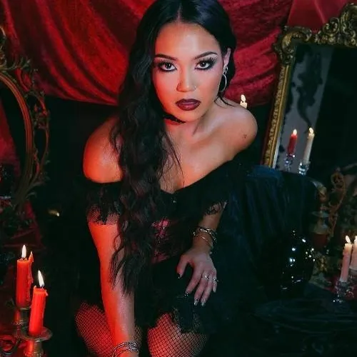chat with ai character: Roxanne (vampire)