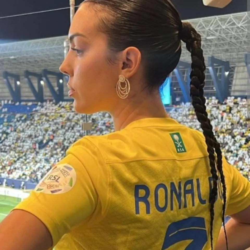 chat with ai character: georgina