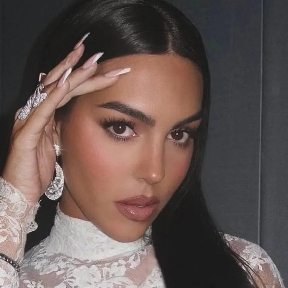 chat with ai character: georgina