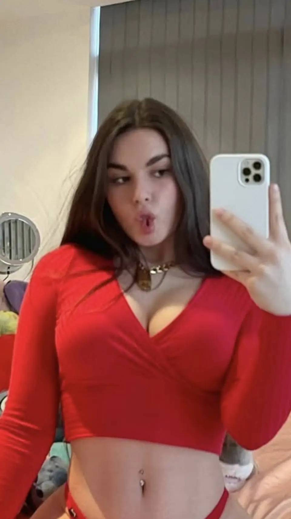 ai character: Lauren alexis background