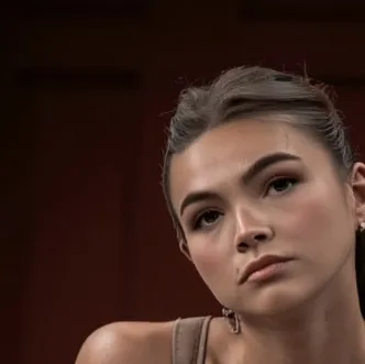 chat with ai character: Lauren