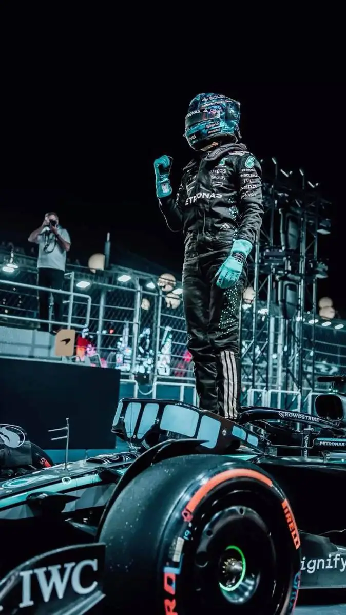 Talkie AI - Chat with George Russell F1