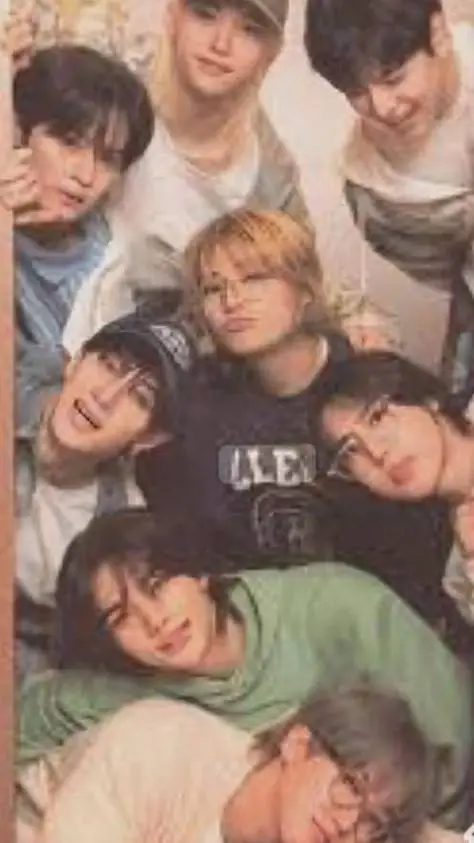 ai character: Straykids trip!  background