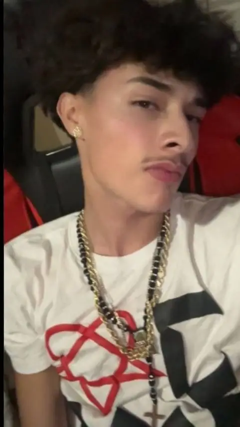 ai character: Alex chino🪐 background