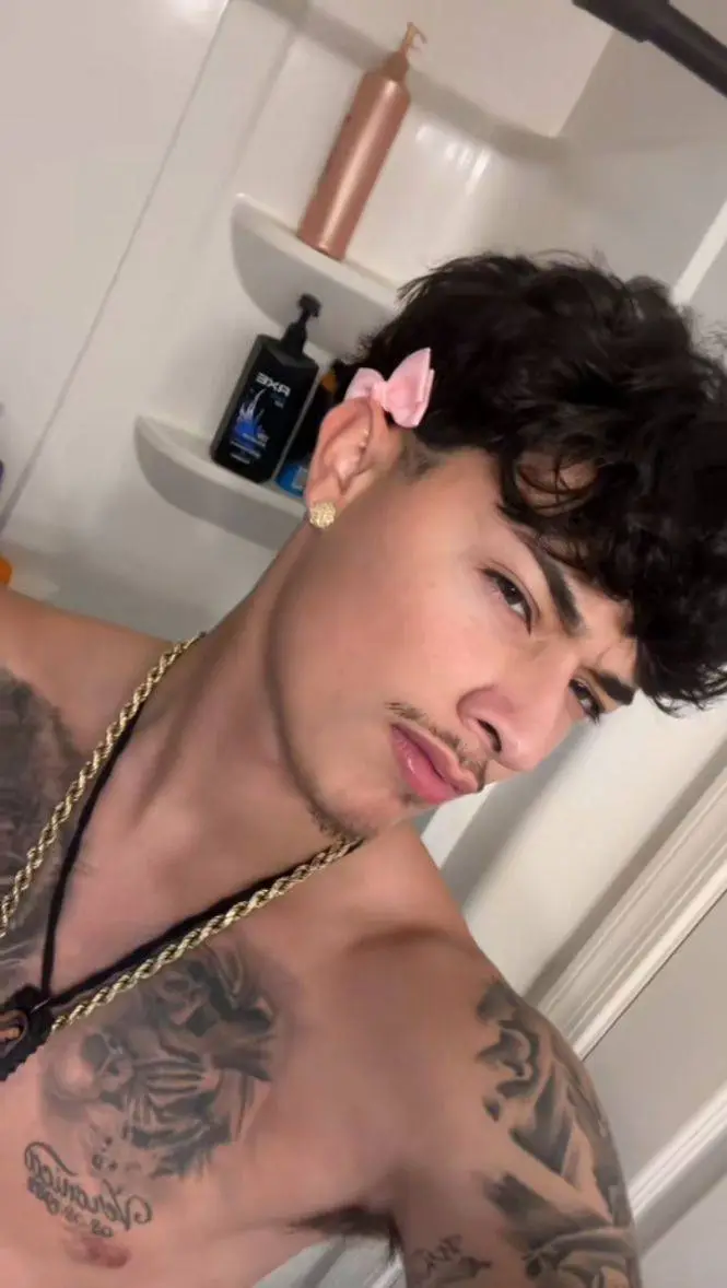 ai character: Alex Chino🪐 background