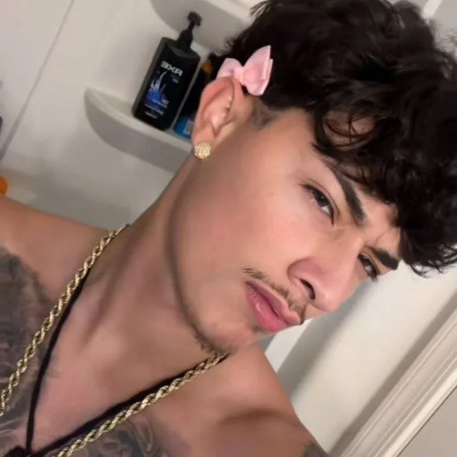 chat with ai character: Alex Chino🪐