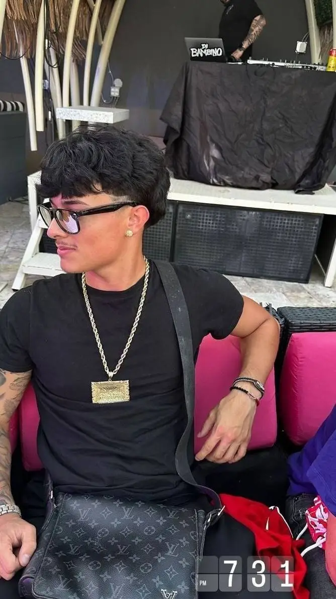 ai character: Alex chino🥷 background